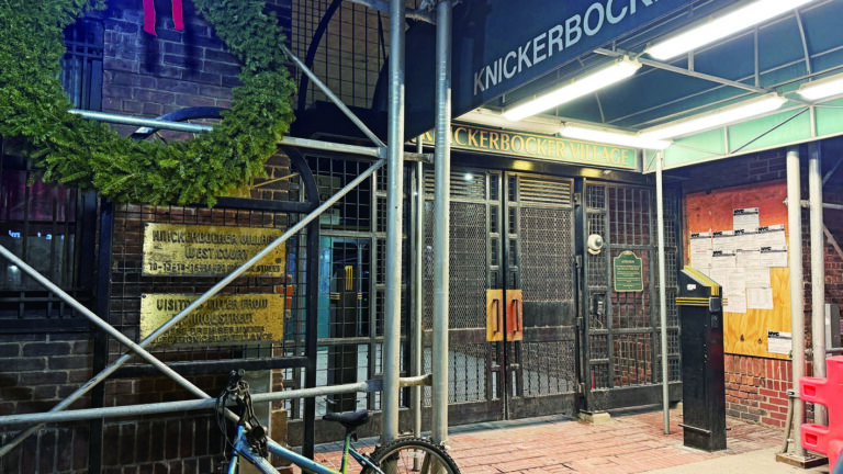 門羅街電滑板車弒母華男侯衛平本周押返紐約，獲訴謀殺罪。