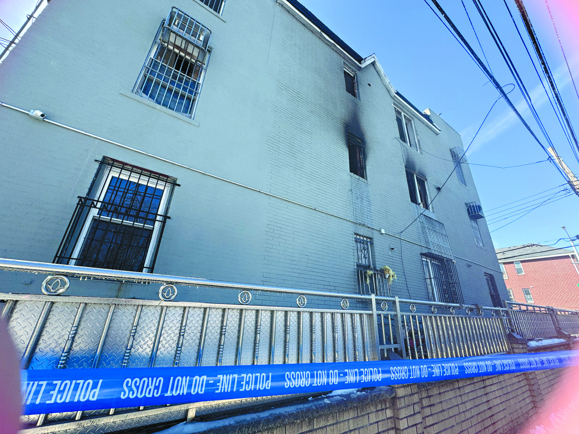 大樓各個窗戶都可見鐵子。