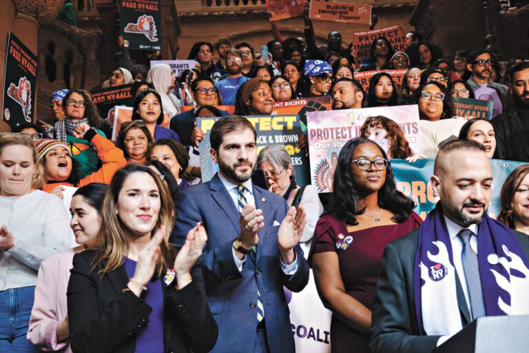 民選官員與維權人士在州府集會。