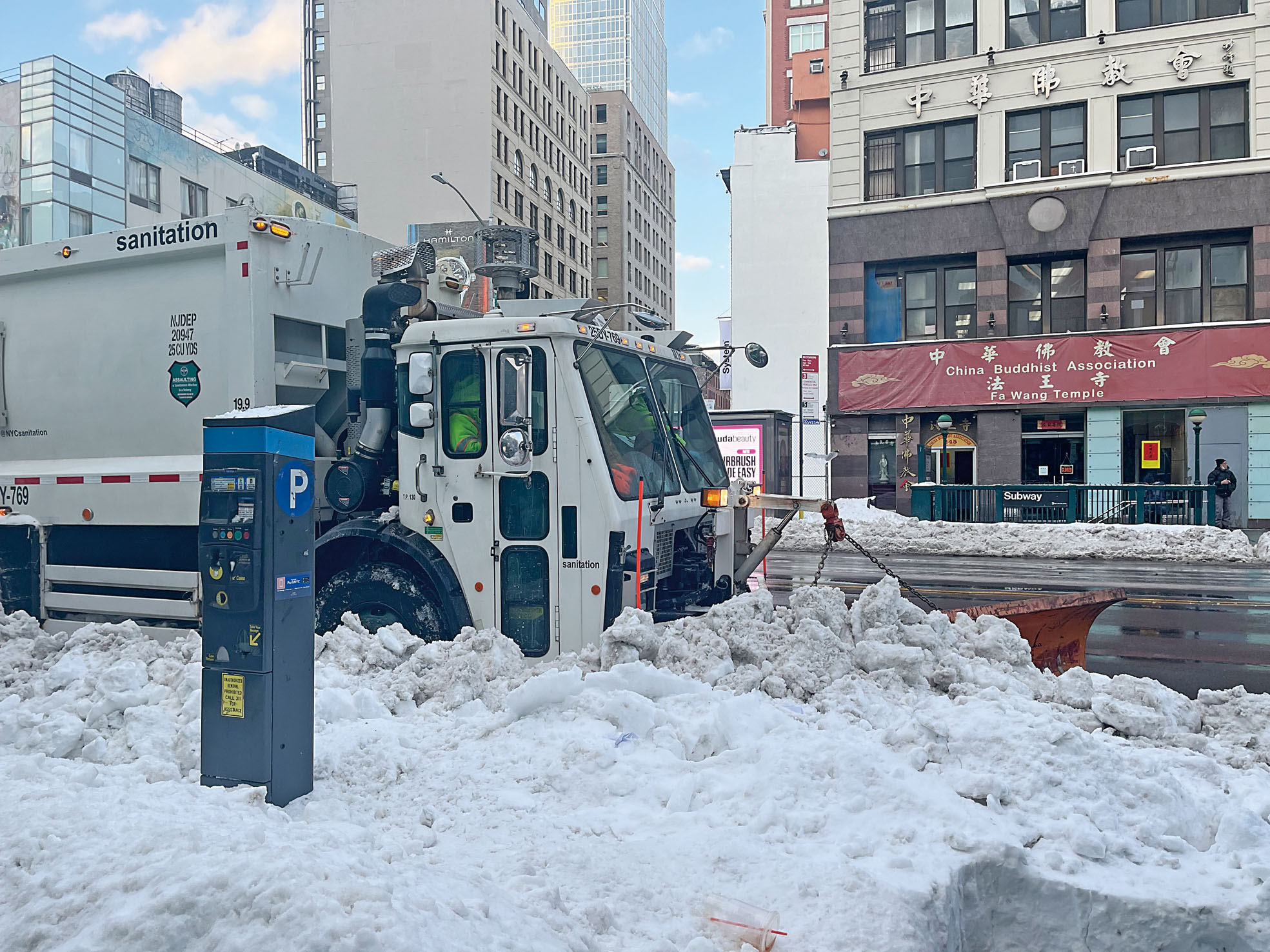 市府仍在全力清除積雪。