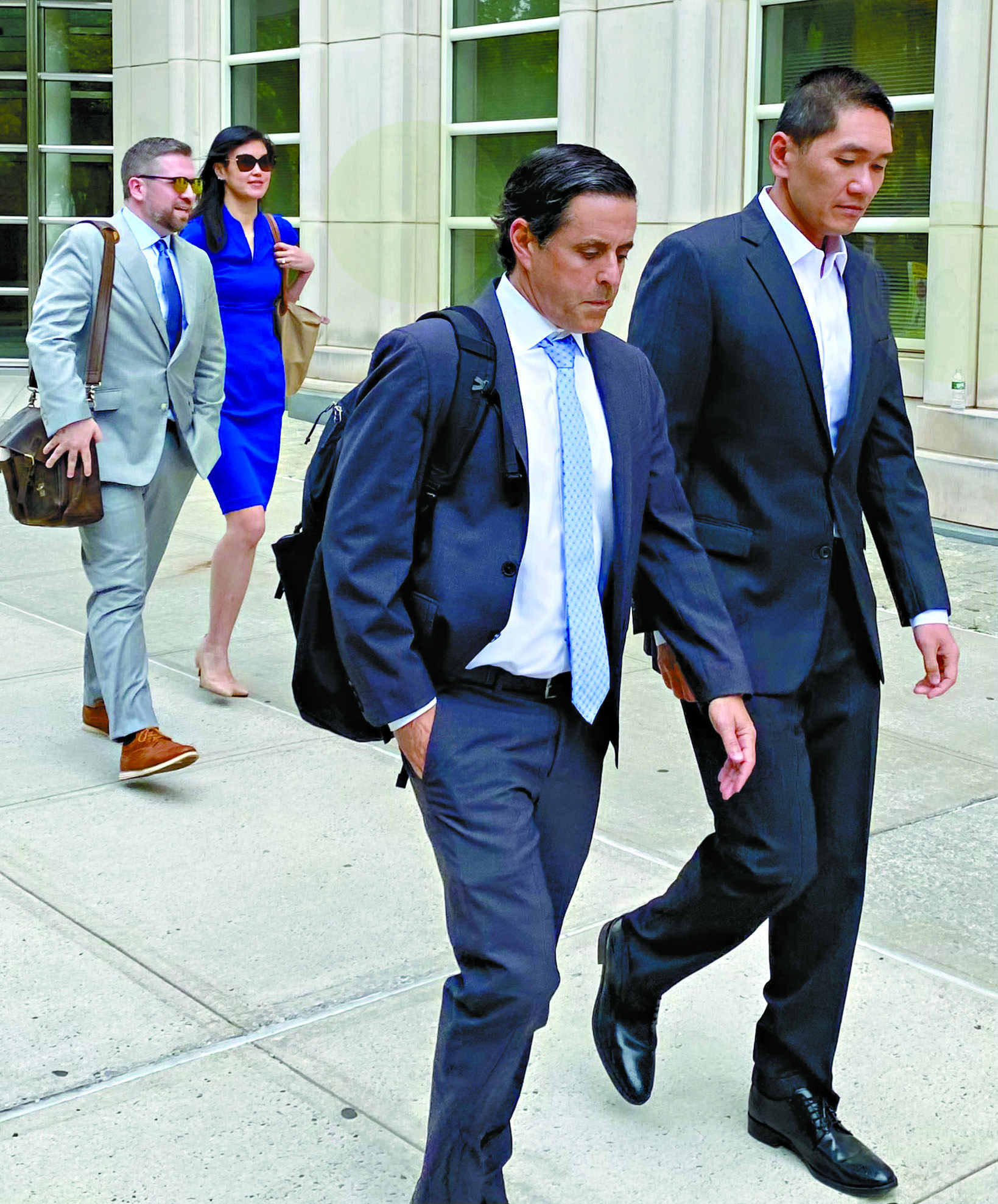 孫雯(左二)與胡驍(右一)在2025年6月30日於布碌崙聯邦法院出庭後離開。