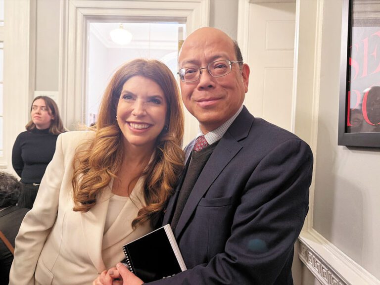 市議員黃友興首次參加市議後，在市議長朱曼寧辦公室前互相道賀。