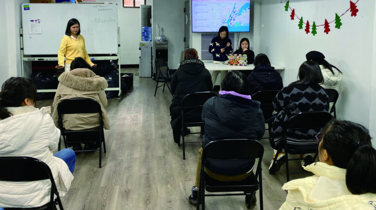 黃妮可(前排左一)等人出席7日講座。 張之銘攝