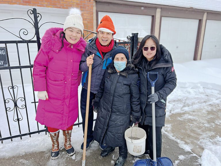 莊文怡(左一)26日與賀立寧(左二)和謝曉瓊(右一)為老人鏟雪。莊文怡辦公室提供