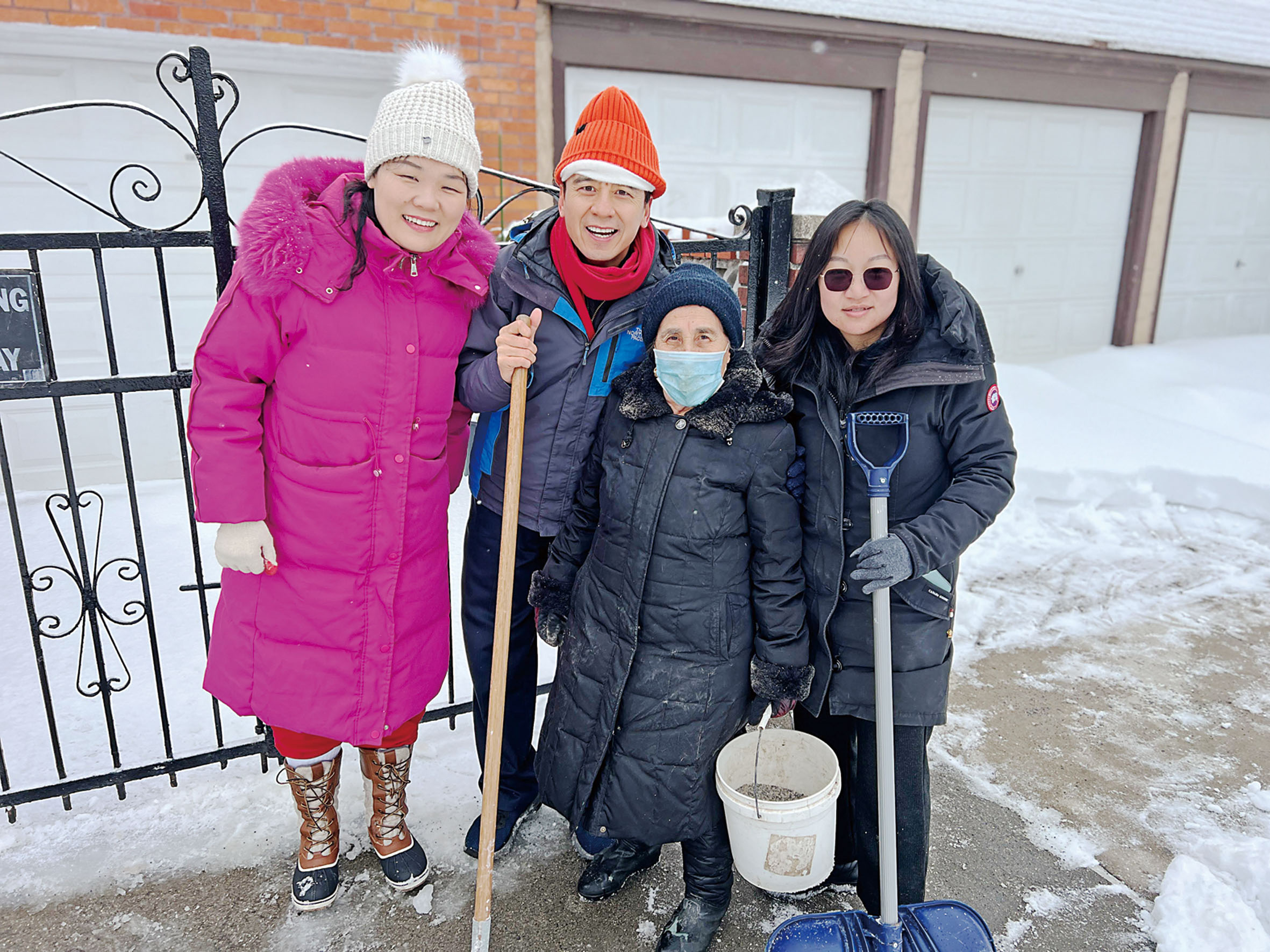 莊文怡(左一)26日與賀立寧(左二)和謝曉瓊(右一)為老人鏟雪。莊文怡辦公室提供