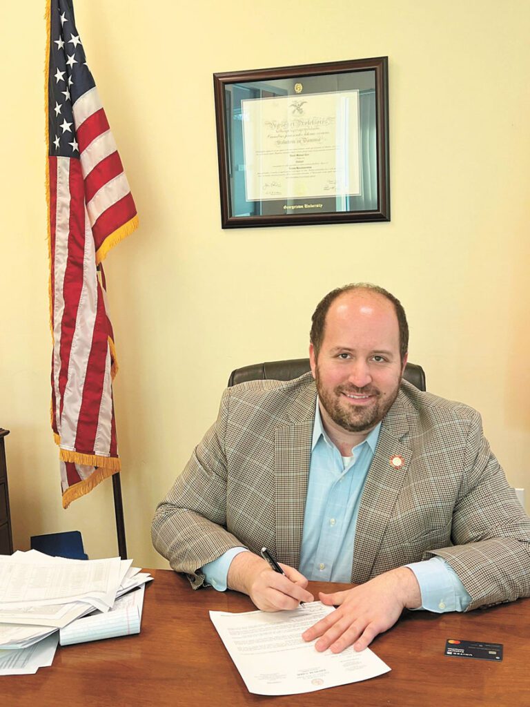 卡爾和華人社區關係密切。