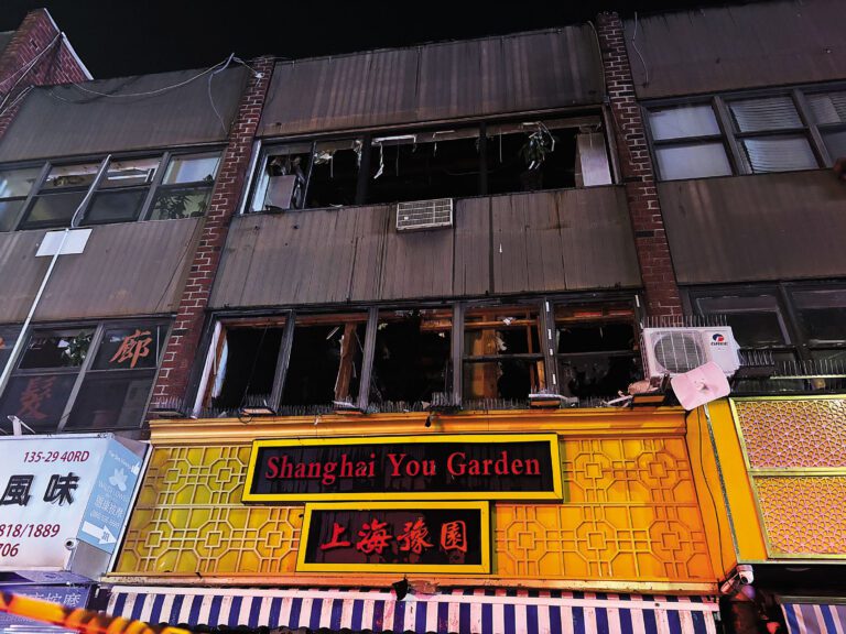 下午6時20分，上海豫園上方窗戶已被燒焦。讀者提供