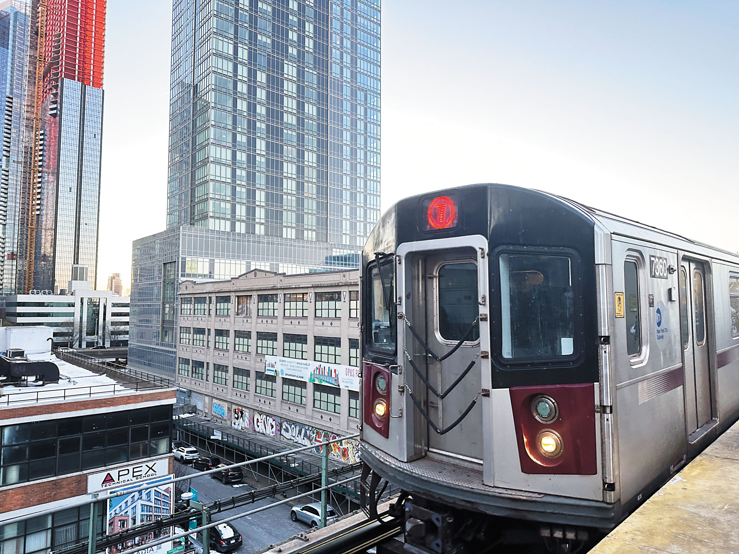 皇后區地鐵列車長遭襲，警方展開調查。