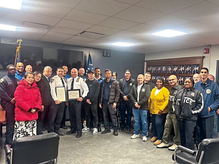 鄭永佳和華人社區代表一同頒獎警官警署。