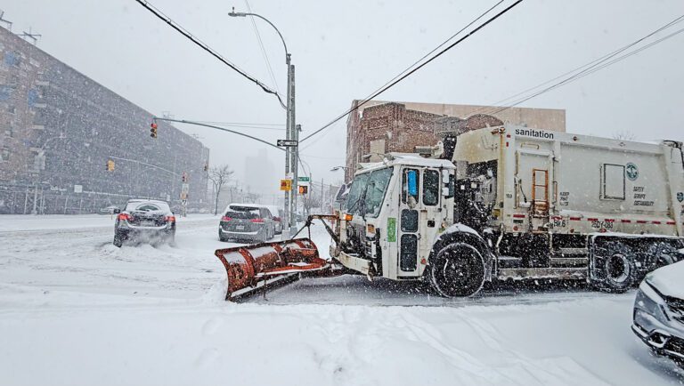 馬路上的鏟雪車25日在布碌崙街道上來回行駛。張之銘攝