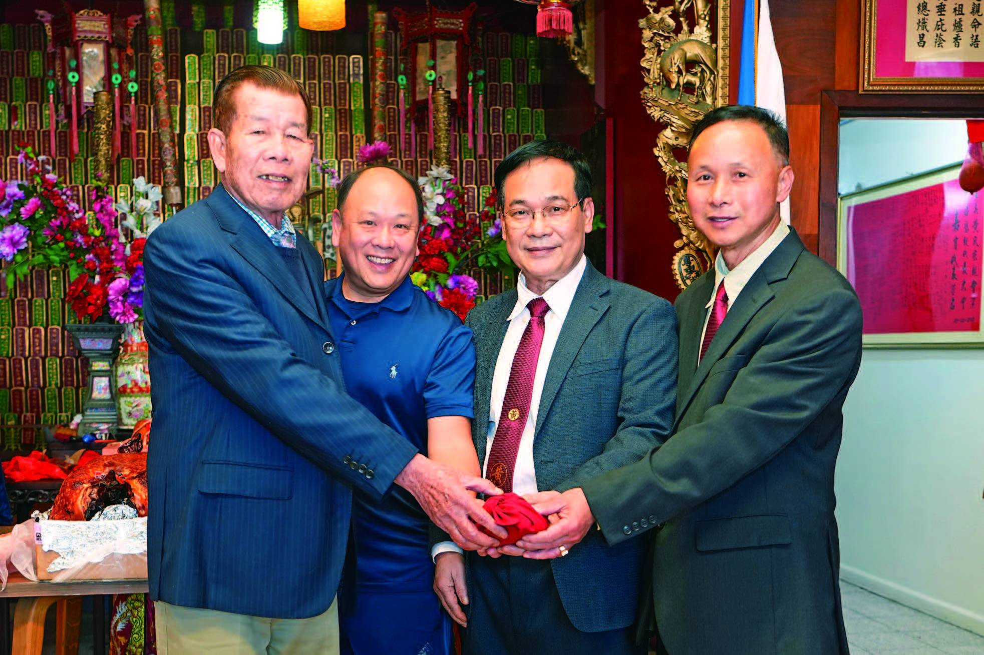 元老榮達(右2)、美西副總長若愚(左2)主持監交,連任主席華棟(左1)、副主席勁宏(右1)接過印信,履新就職。蕭強攝