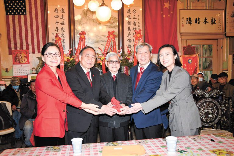 在監交人陳德業顧問（中)的監交下，新任主席陳羨棠（左 2)、副主席陳杏超（右 2) 接過印信,履新就職，市參事陳詩敏（右1），市參事陳小焱（左1）。譚國亮