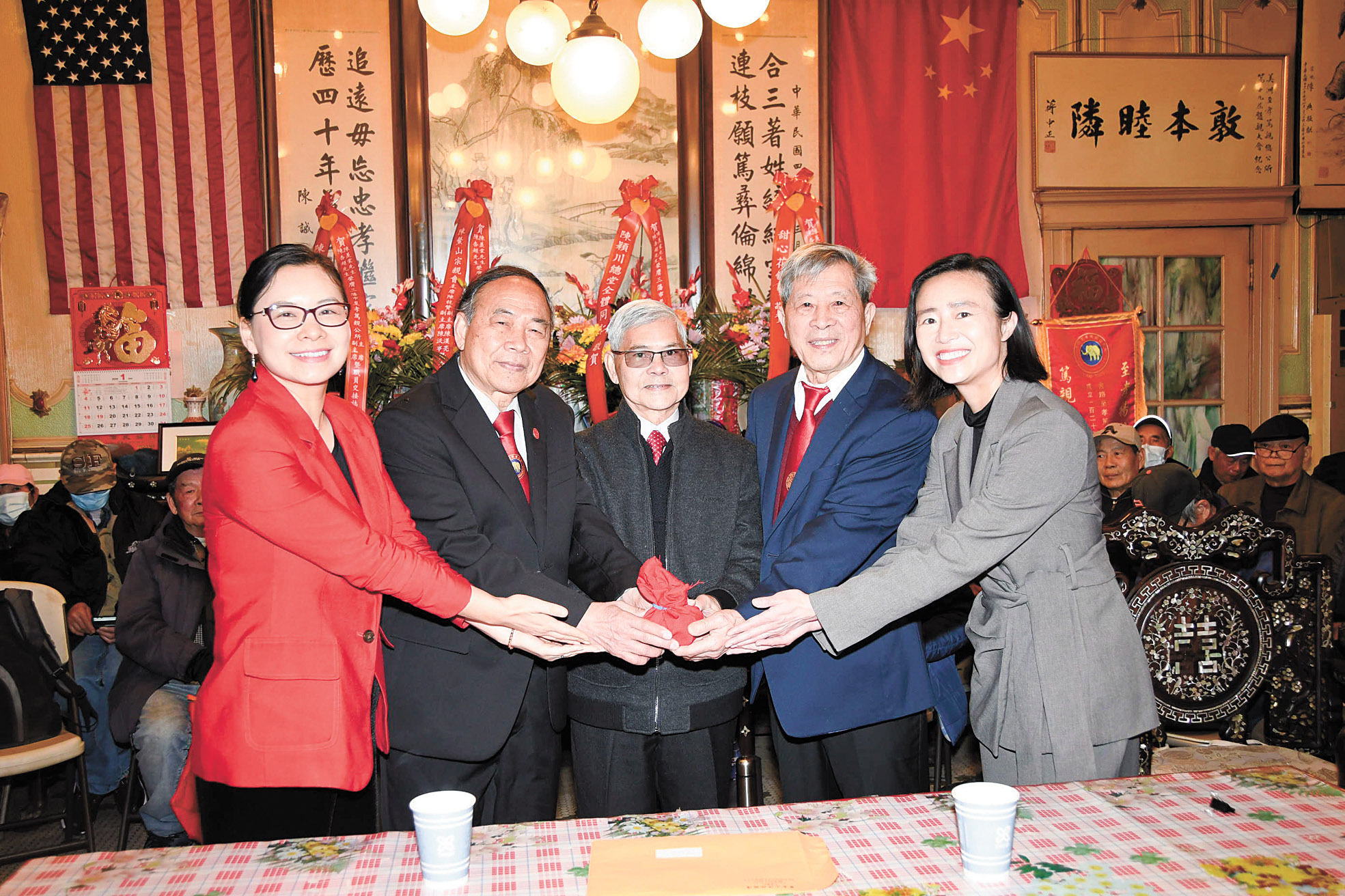 在監交人陳德業顧問(中)的監交下,新任主席陳羨棠(左 2)、副主席陳杏超(右 2) 接過印信,履新就職,市參事陳詩敏(右1),市參事陳小焱(左1)。譚國亮