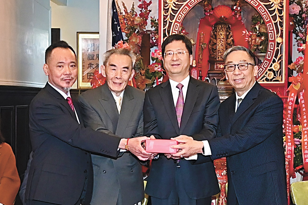 中領館總領事張建敏(右2)、元老黃華璽(左2)主持監交,連任總理鄧偉民(右1)、副總理鄺健昌(左1)接任履新,承接使命。馬紅兵攝