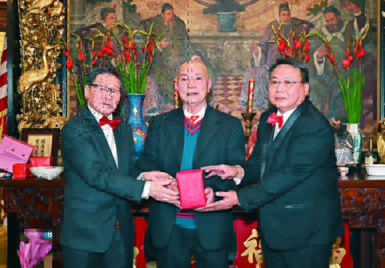 美國龍岡親義總公所交接禮，元老劉兆康（中）主持監交，新任主席張永強（右）與滿任主席關樹德（左）順利交接印信。