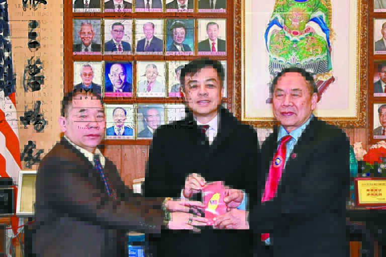 經文處處長伍志翔（中）主持監交，新任總理羨棠（右）、副總理健民（左）接印履新，執掌堂務。馬紅兵攝