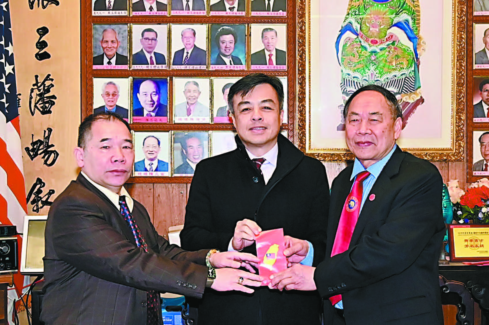 經文處處長伍志翔(中)主持監交,新任總理羨棠(右)、副總理健民(左)接印履新,執掌堂務。馬紅兵攝