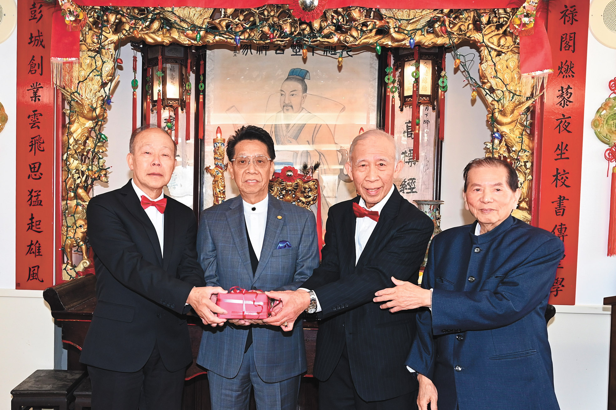 元老民富(左2)主持監交,新任主席柏活(右2)、副主席少欽(右1)與滿任主席新煥(左1)順利完成交接,為劉家公所掌舵。馬紅兵攝