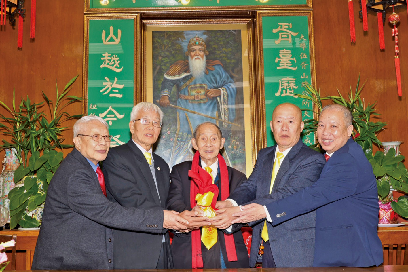 新舊總長交接：總顧問伍璇燦（中）主持監交，新任美西總長國勝（左2）與滿任美西總長柱偉（右2）完成印信交承；新任美東副總長立強（右1）、美西副總長偉國（左1）順利接棒。