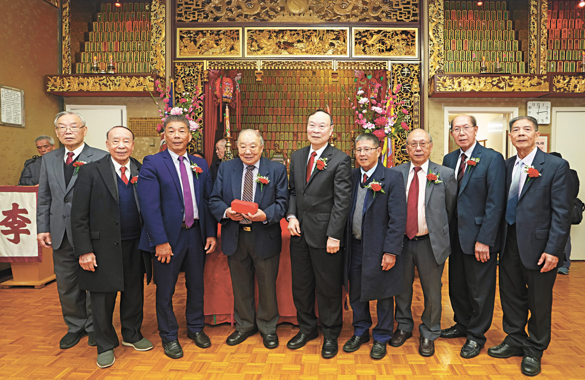 全美元老振才(左4)、焯宗(左2)、李彪(右3)、殿邦(左1);美西副總長國宏(右4);全美顧問仁沛(右2)共同主持監交,新任主席維邦(中)、副主席本森(右1)與滿任主席啟富(左3)完成交接,承印接棒。蕭強攝