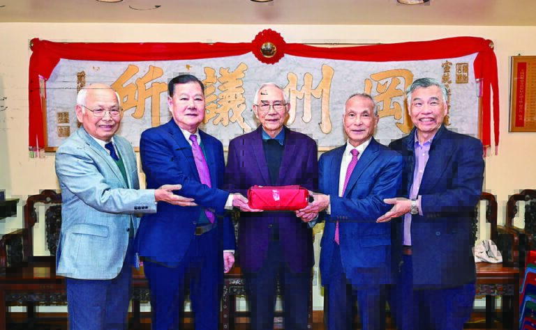 監事長蔣康榮顧問（中）主持監交，新任主席陳社烈（左2）、副主席劉志良（左1）從滿任主席張逢濯（右2）、副主席黃國康（右1）手中接印履新，正式視事。馬紅兵攝