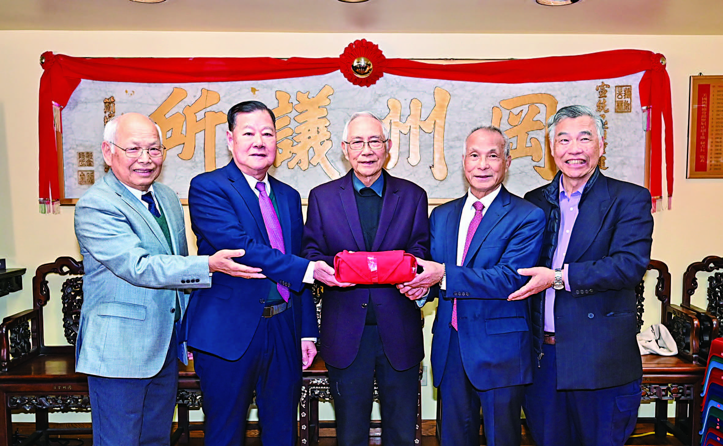 監事長蔣康榮顧問(中)主持監交,新任主席陳社烈(左2)、副主席劉志良(左1)從滿任主席張逢濯(右2)、副主席黃國康(右1)手中接印履新,正式視事。馬紅兵攝