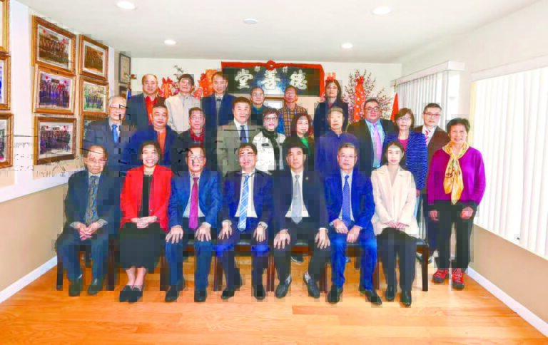 中領館官員與德善堂新屆領導班子及同仁在禮堂合影留念。馬紅兵攝