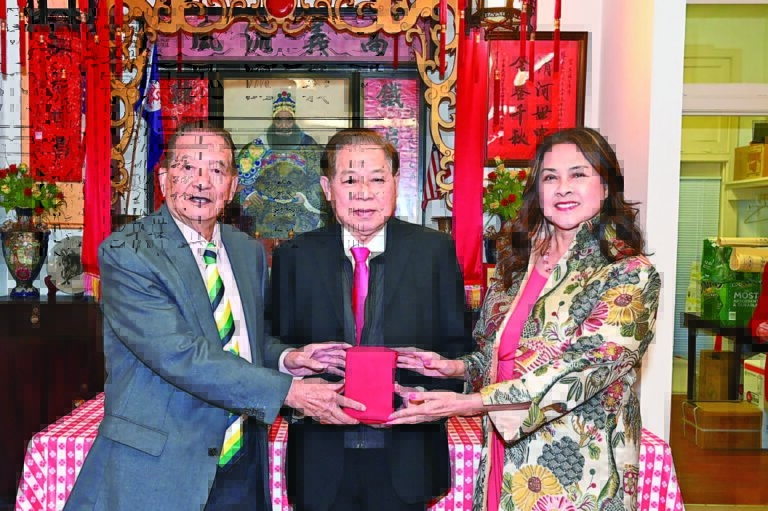 元老新生（中）主持監交，主席豔珍（右）與滿任主席人睿（左）完成印信交承，正式視事。馬紅兵攝