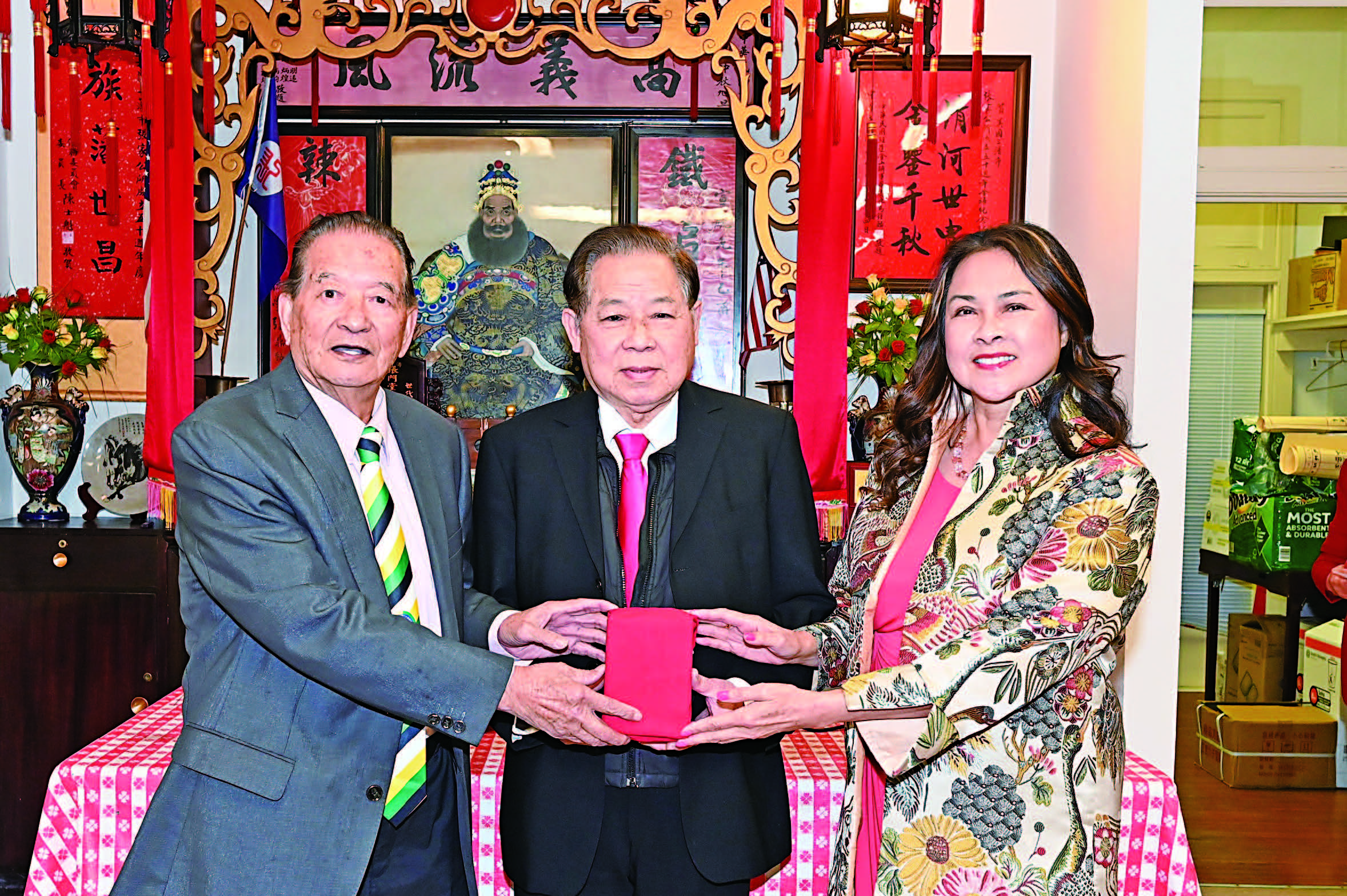 元老新生（中）主持監交，主席豔珍（右）與滿任主席人睿（左）完成印信交承，正式視事。馬紅兵攝