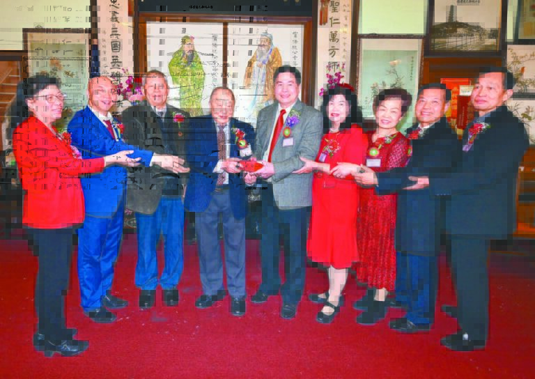 中華總會館總董朱明沾（左3）、榮譽會長李振才（左4）主持監交，滿任會長蔡建河（左2）與新任會長李鈞棠（中）；副會長黃雁珠、余錦銳、譚藹貞、林堅博圓滿交印，承接使命。馬紅兵攝