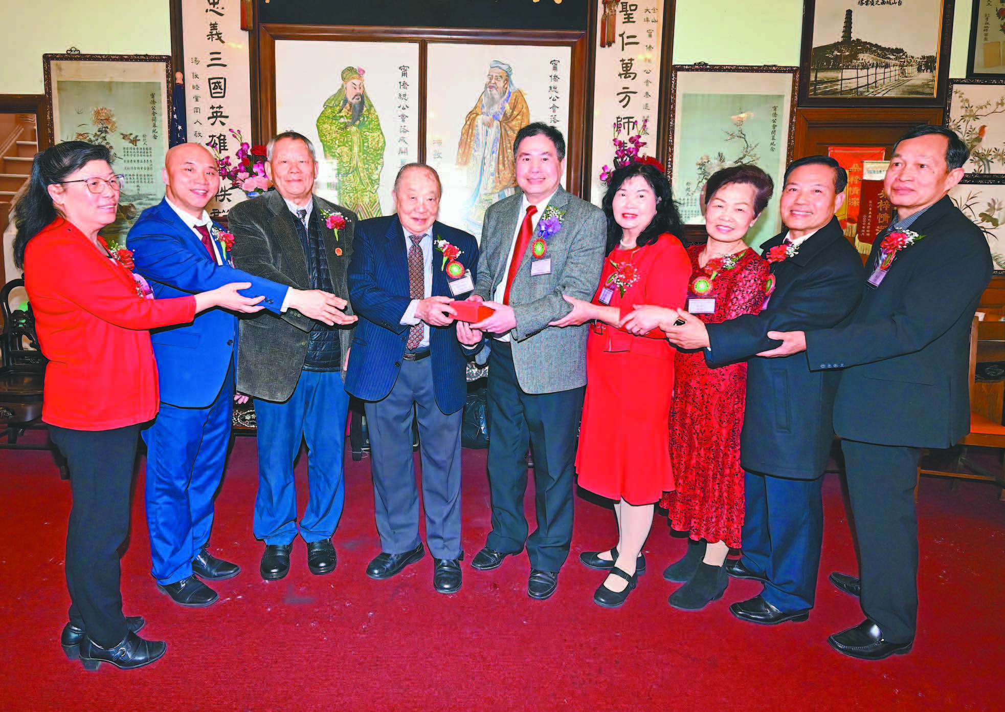 中華總會館總董朱明沾（左3）、榮譽會長李振才（左4）主持監交，滿任會長蔡建河（左2）與新任會長李鈞棠（中）；副會長黃雁珠、余錦銳、譚藹貞、林堅博圓滿交印，承接使命。馬紅兵攝