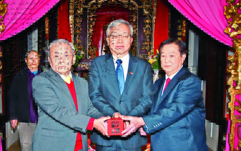 在經文處副處長朱永昌(中)監交下，連任總理周榮桂(右)、接過滿任總理周達昌（左）印信，履新視事。譚國亮攝