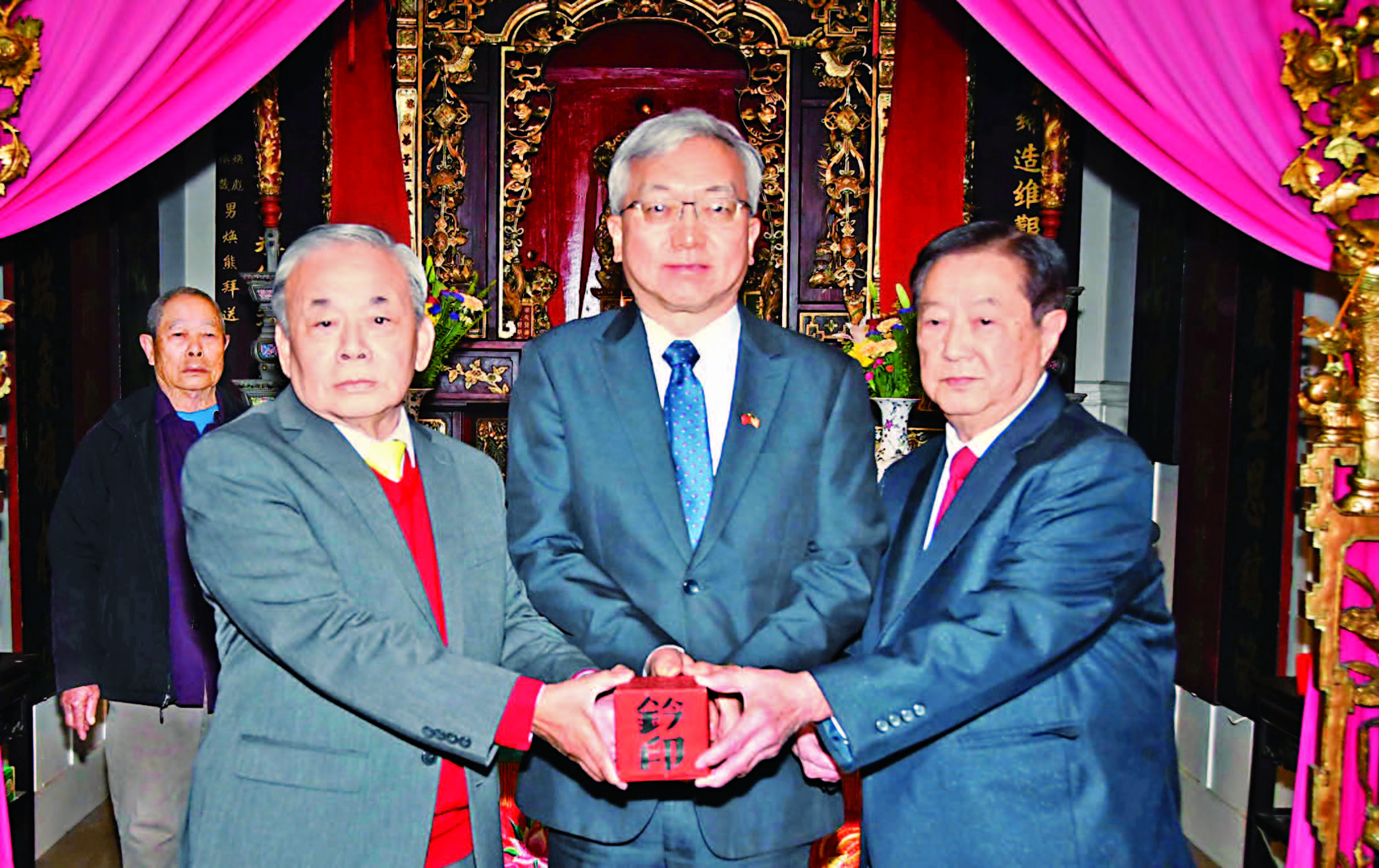 在經文處副處長朱永昌(中)監交下，連任總理周榮桂(右)、接過滿任總理周達昌（左）印信，履新視事。譚國亮攝