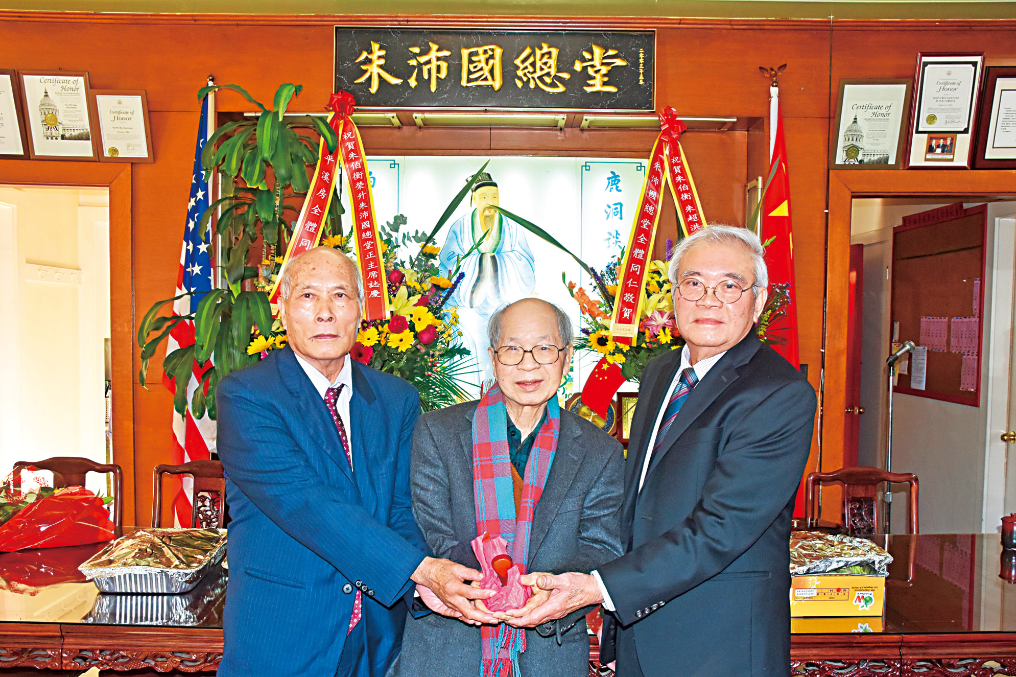 在元老灼樞（中）主持監交下，新任主席伯衡（左）從滿任主席景榮（右）手中接過印信，履新就職。蔡美娜攝