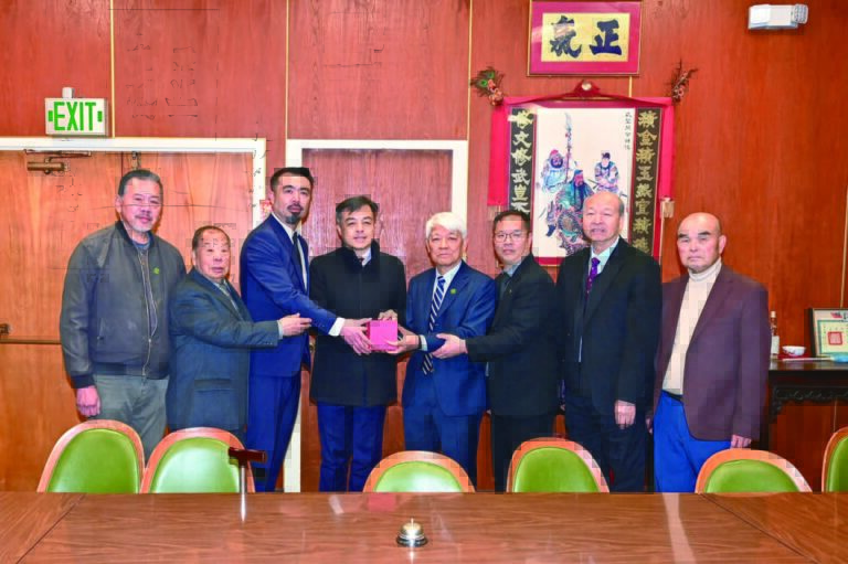 經文處處長伍志翔（左4）主持監交，元老梁坤（右2）、黃惠喜（右1）、趙炳賢（左1）見證下，新任總理梁國緯（左3）、副總理梁國杰（右3）與滿任總理張博器（右4）、副總理羅?泉（左2）順利交接，承接使命。馬紅兵攝