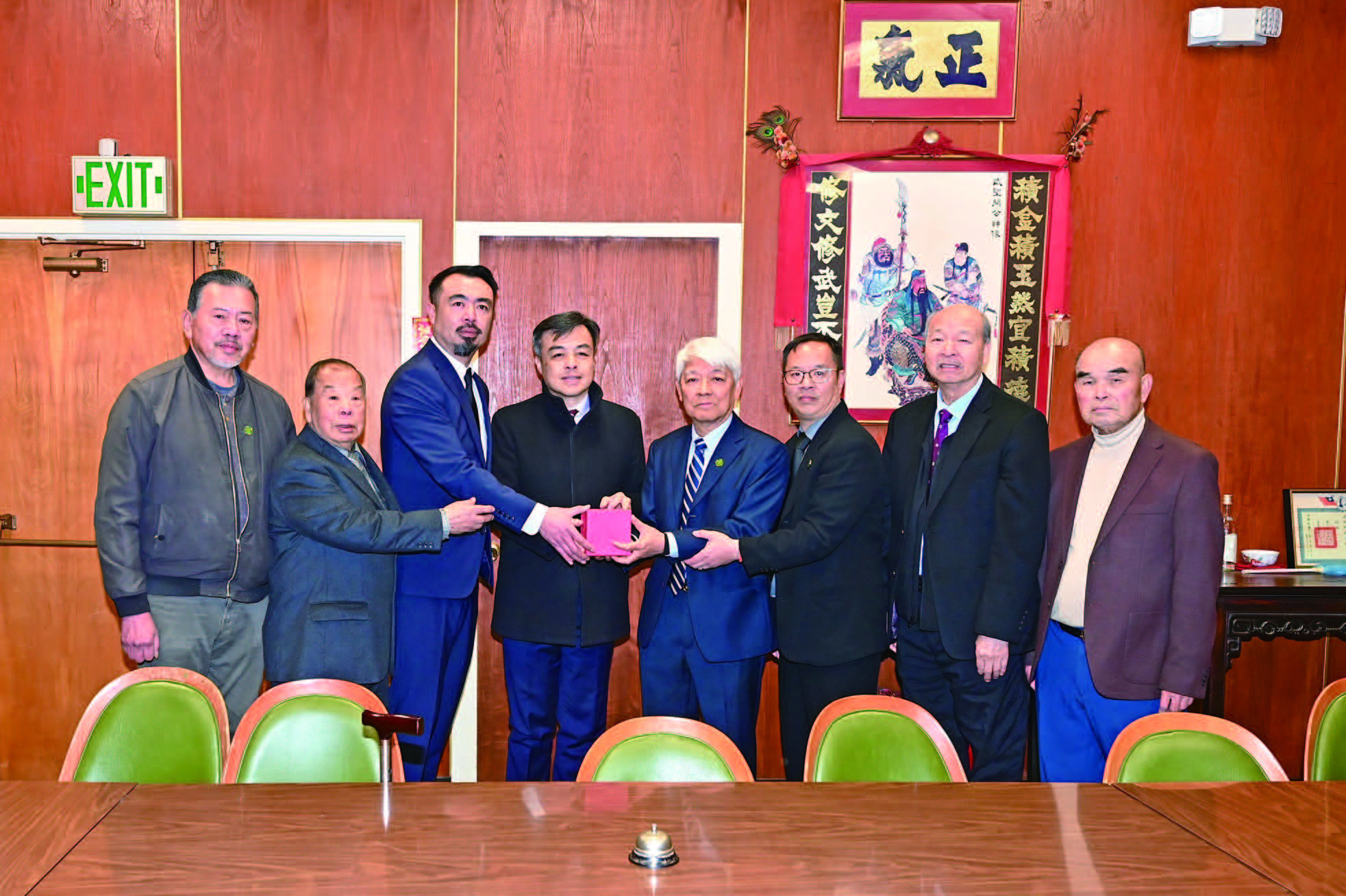 經文處處長伍志翔(左4)主持監交,元老梁坤(右2)、黃惠喜(右1)、趙炳賢(左1)見證下,新任總理梁國緯(左3)、副總理梁國杰(右3)與滿任總理張博器(右4)、副總理羅?泉(左2)順利交接,承接使命。馬紅兵攝