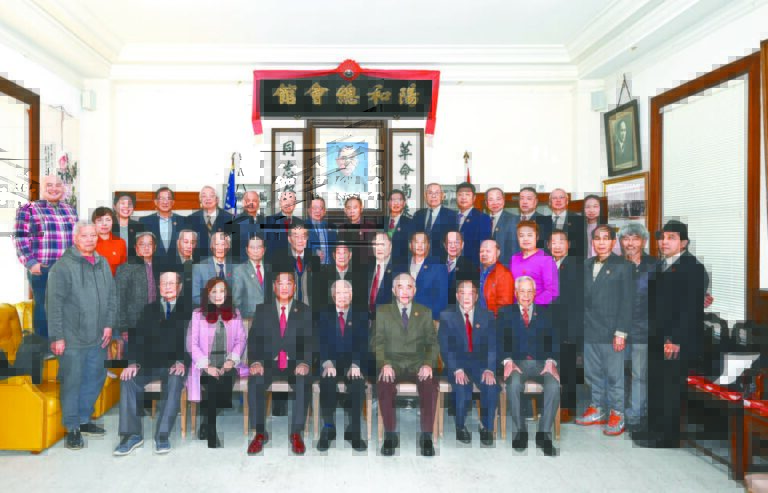 陽和總會館新任主席黃建成、秘書廖伽敏及顧問、理事在總會館禮堂大合影。馬紅兵攝
