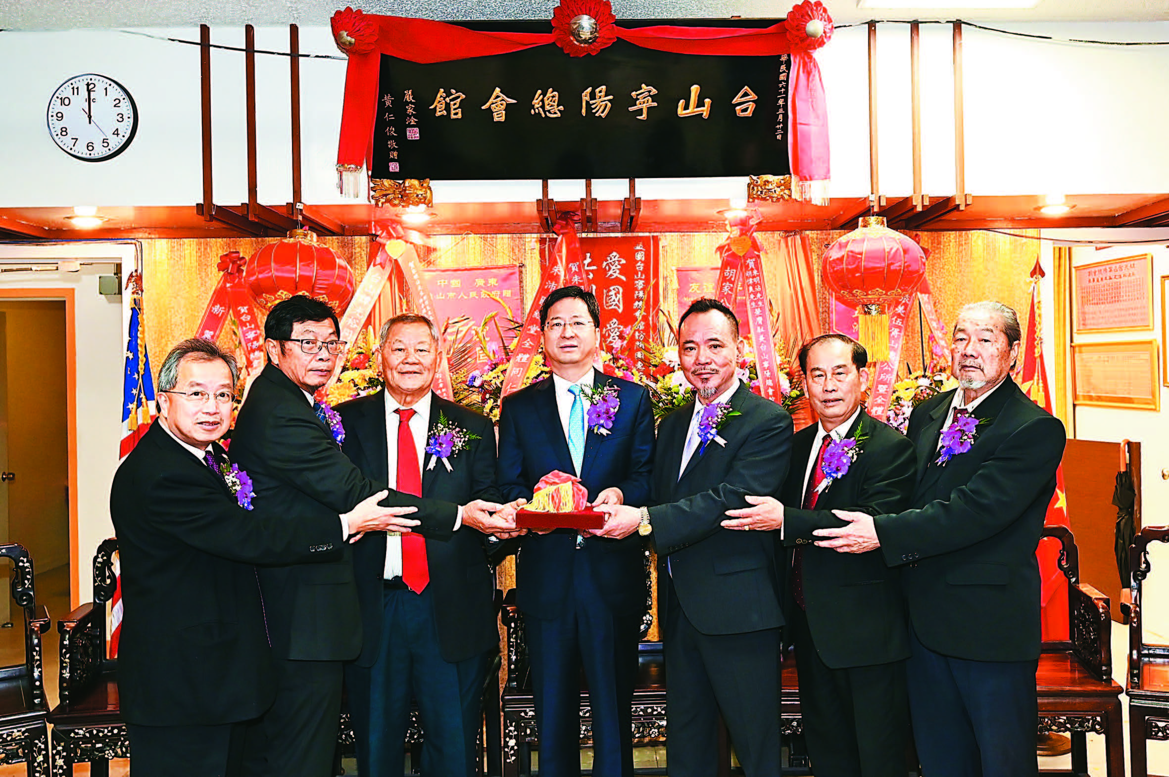 在中領館總領事張建敏(中)主持監交下,新任主席朱明沾(左3)、副主席胡偉良(左2)、通事譚卓權(左1)從滿任主席鄺健昌(右3)、副主席伍彥文(右2)、通事李兆權(右1)順利交接。馬紅兵攝