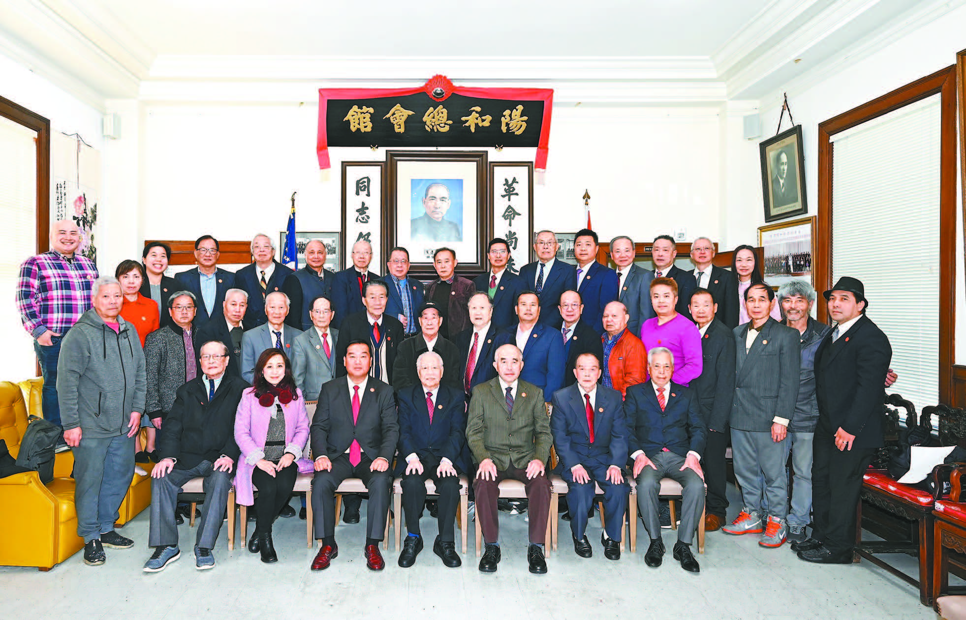 陽和總會館新任主席黃建成、秘書廖伽敏及顧問、理事在總會館禮堂大合影。馬紅兵攝