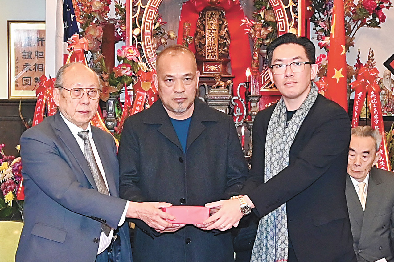 元老李彪(左)主持英發源俱樂部監交,連任部長黃燦輝(中)、副部長李震宇(右)接印繼續履新。馬紅兵攝