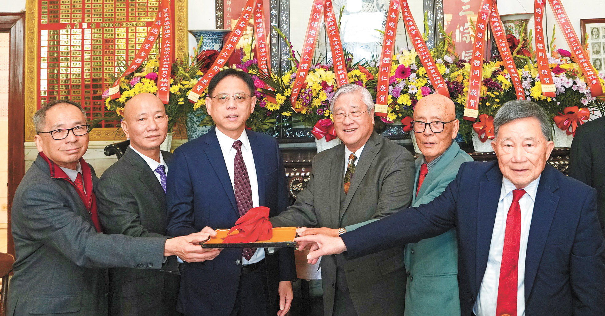 ?源總堂新任主席方國宗（左3）、鄺錦俊（左2）、雷奇安（左1）與滿任主席雷振澤（右3）、方錫光（右2）、鄺耀榮（右1）順利交接，為總堂挑重任。蕭強攝