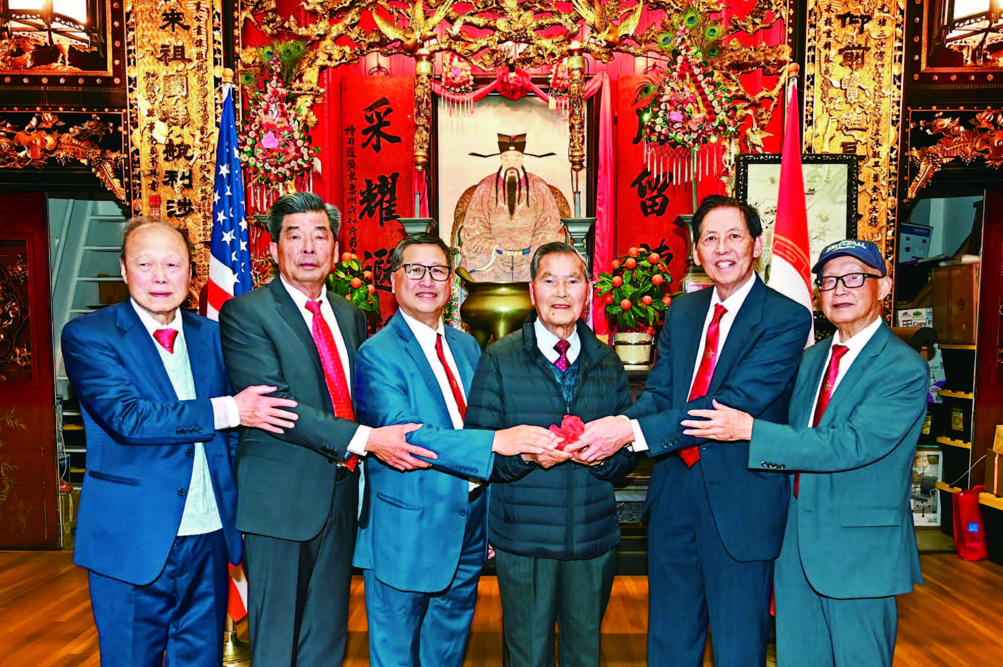 總堂元老臻發（右3）、美西總長民輝（左3）主持監交，新任主席偉健（左2）、副主席耀棋（左1）與滿任主席寵異（右2）、副主席文山（右1）順利接棒，履行新職。馬紅兵攝