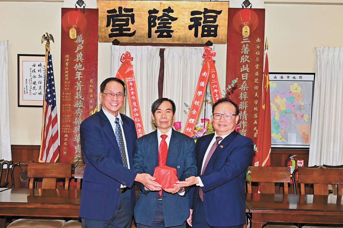 滿任總理陸潮基(中)主持監交,新任總理關信民(左)、書記何偉明(右)接印履新,接棒上任。馬紅兵攝