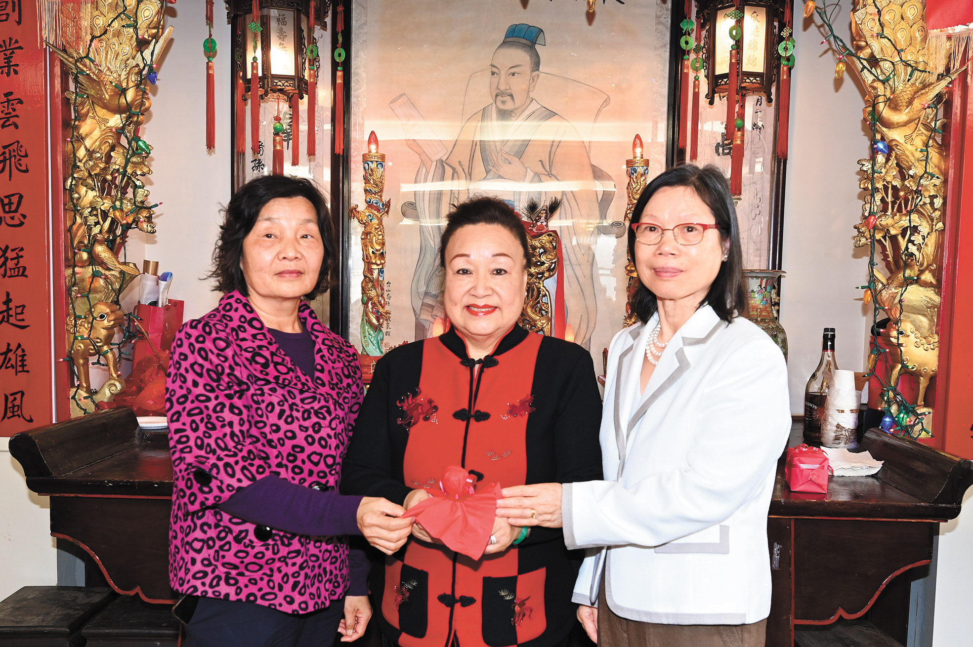 婦女部顧問華楷夫人(中)主持監交,連任主任麟祥夫人(右)、副主任少欽夫人(左)接印繼續履新,將團結同心,為公所及婦女部服務。馬紅兵攝