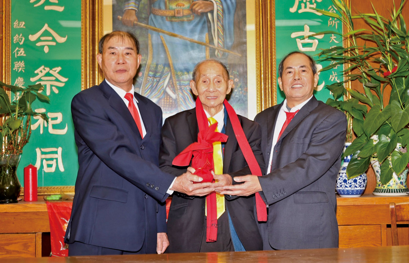 總公所正副主席交接：總顧問伍璇燦（中）主持監交，連任主席熾明（右）、副主席保抗（左）接印履新，繼續為伍胥山總公所服務。