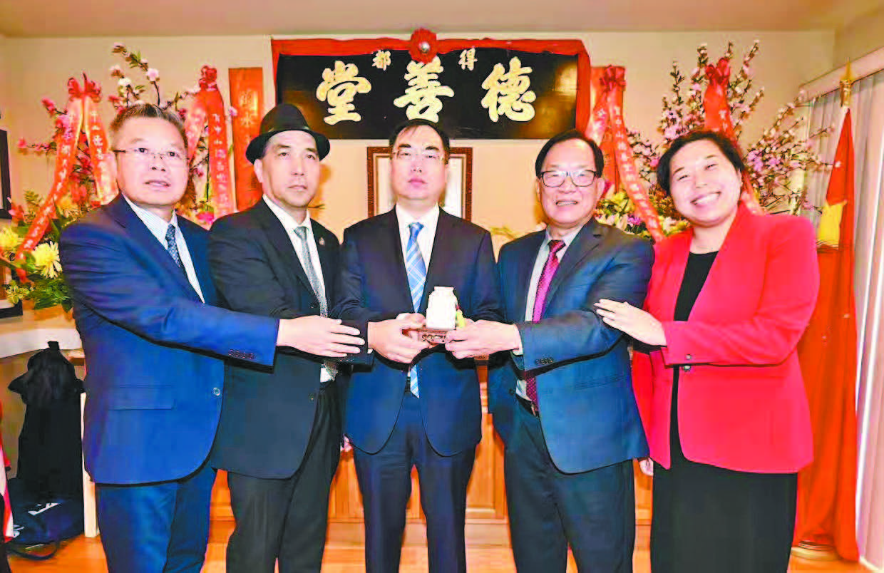 中領館領僑處主任王一鳴（中）、監事孫志中（左1）主持監交，新任主席洪順祥（右2）、副主席陳寶智（右1）與滿任主席陳展明（左2）順利完成交接，履行新職。馬紅兵攝