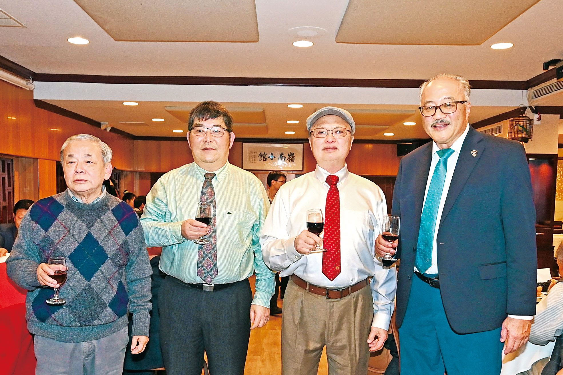 新任主席余健峰、副主席吉鴻雁、監交人余健全、前主席周達昌共同敬酒祝福。馬紅兵攝