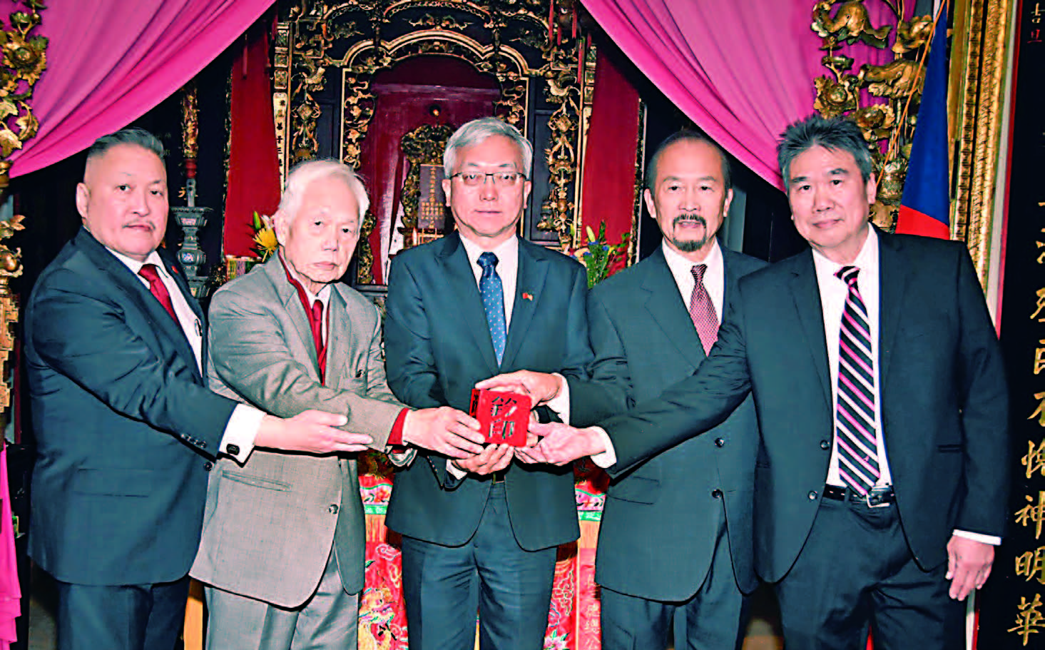 在經文處副處長朱永昌(中)監交下，新任三藩市至德三德公所主席翁秉鏗(右2)、副主席吳文彪(右1)副主席周天民(左1)接過印信履新視事。譚國亮攝