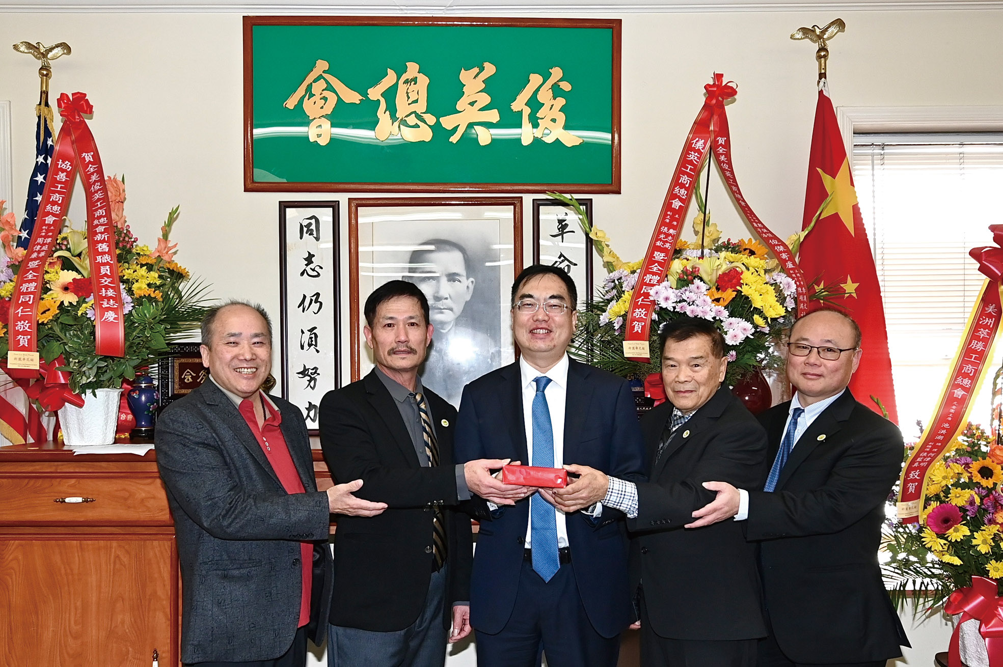 中領館領僑處主任王一鳴(中)主持、連任總理鄭佩恆(右2)、新任副總理蕭子浩(右1)主持監交,新任總幹事李漢文(左2)、連任副總幹事陳碩鴻(左1)接印履新。馬紅兵攝