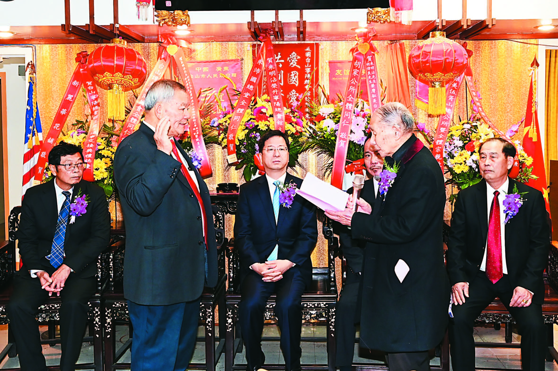 在資深商董伍璇燦主持宣誓下,新任主席朱明沾宣誓就職。馬紅兵攝